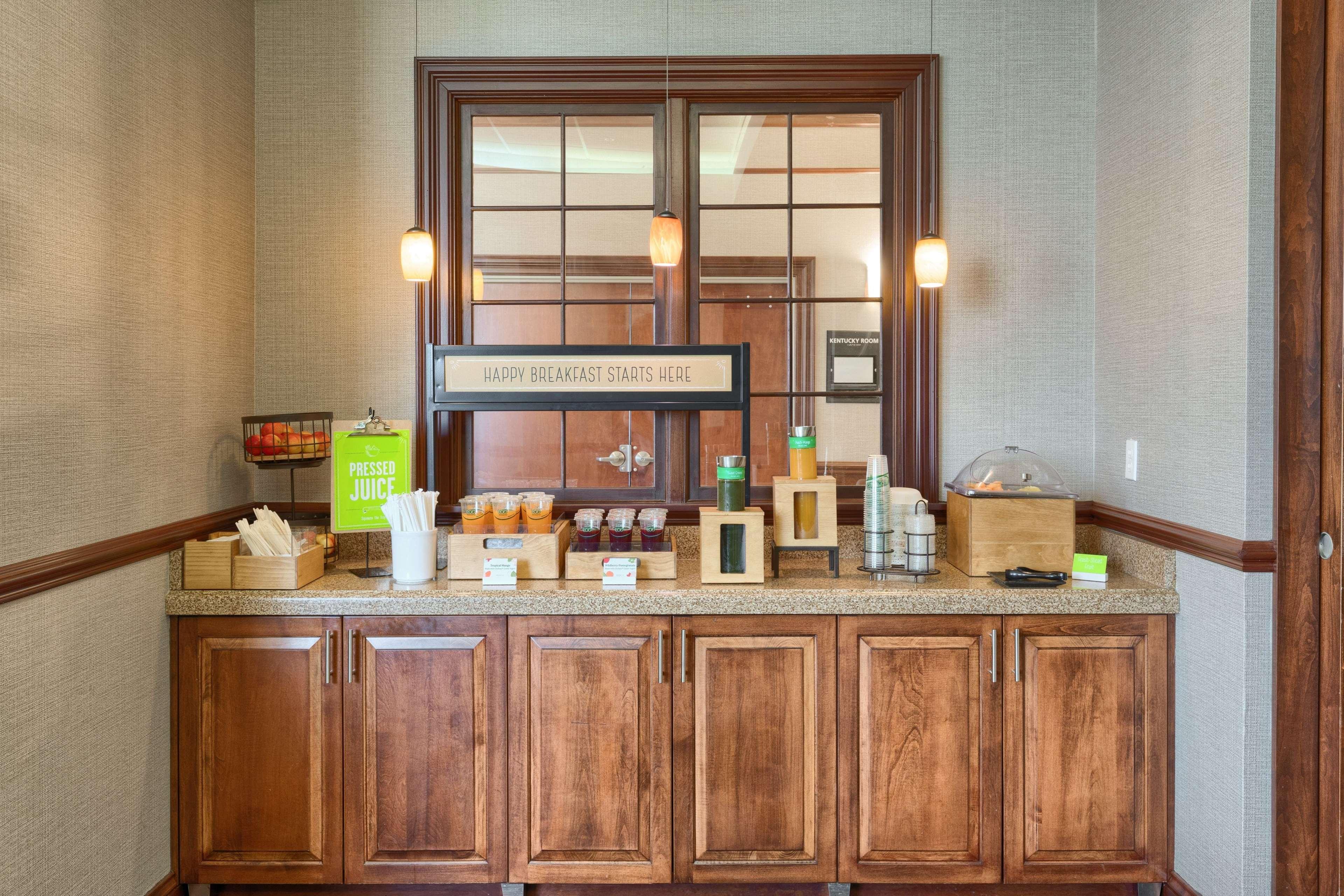 Hampton Inn Louisville Northeast Buitenkant foto